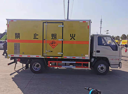 新抚爆破器材运输车工人安全操作规范与智能技术保障